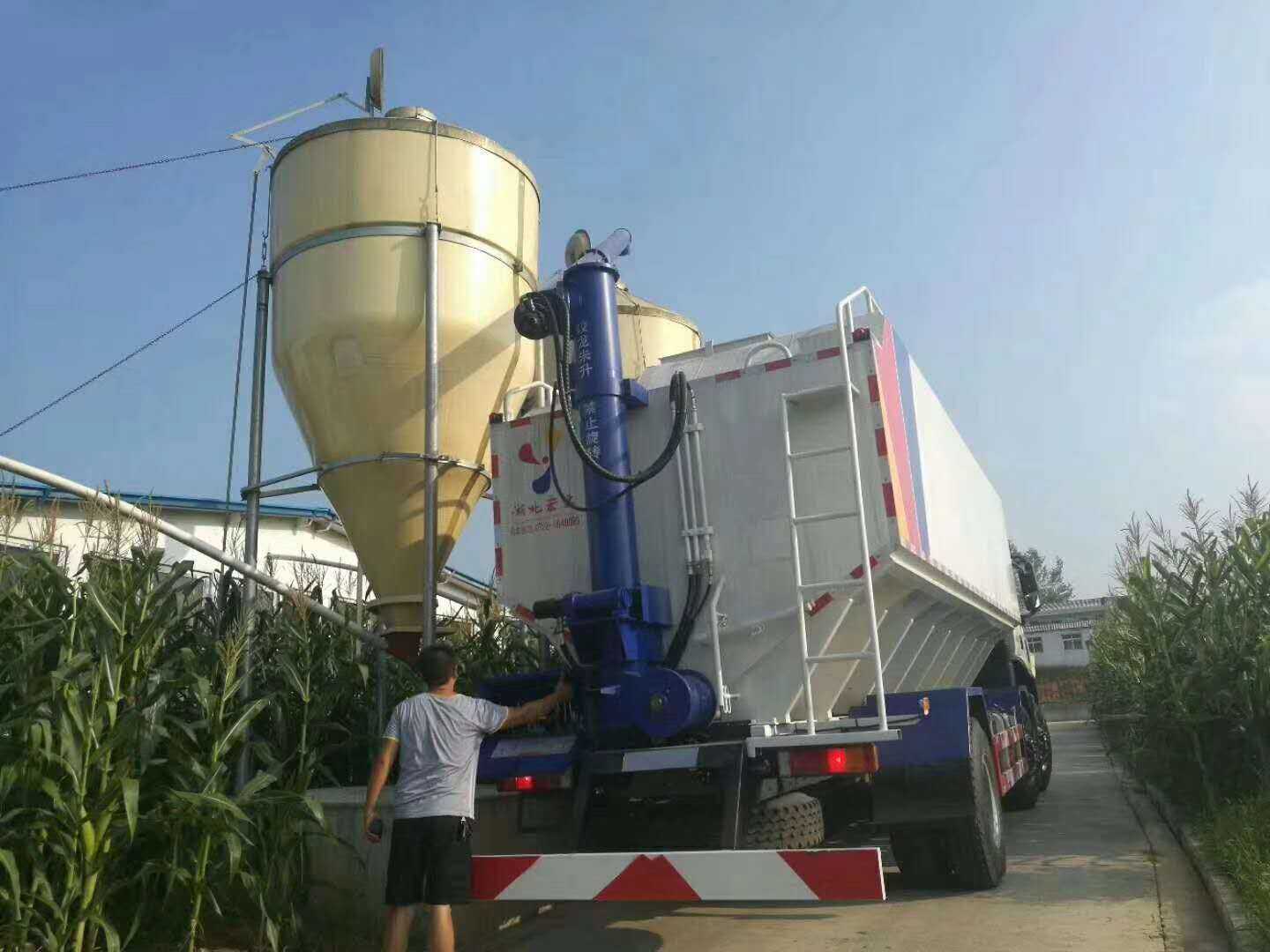 國六東風(fēng)柳汽小三軸散裝飼料運(yùn)輸車圖片